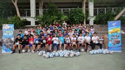 约50名年龄介于13至18岁、来自卡钦难民学习中心的学员参加第一次的足球训练之前，与MCRD主席李祖国（前排中）合影。