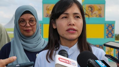 张念群（右）希望，行动党党中央委派女性候选人上阵新古毛州议席补选。（马新社）