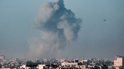 上周三一张从拉法拍摄的照片显示，以色列轰炸了加沙地带南部的汗尤尼斯，大量硝烟升到空中。