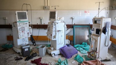 4月3日的照片显示，希法医院的透析室遭到破坏，一片狼藉。（图取自法新社）