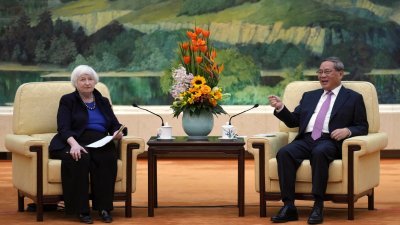 中国国务院总理李强周日在北京人民大会堂，接待会见到访的美国财长耶伦。（图取自法新社）