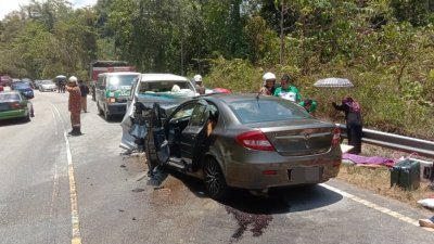 霹雳东西大道发生2车相撞意外，造成一对夫妻丧命，8人包括死者的3名儿女受伤。（图由消拯局提供）
