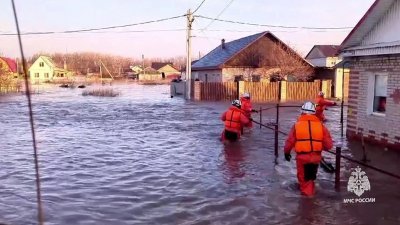 俄罗斯救援人员周六在奥尔斯克被洪水淹没的住宅区疏散居民。（图取自俄罗斯紧急情况部/法新社）