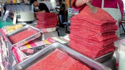 茜蒂努丽法依扎采用华裔祖母的秘方售卖清真牛肉乾，独特美味吸引消费者购买。（图取自《新海峡时报》）