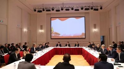 中国商务部长文涛在法国巴黎主持召开在欧中资电动汽车企业圆桌会。（图取自中国商务部）