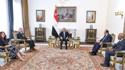 埃及总统塞西（中）周日在情报局长卡迈勒少将（右2）的陪同下，在总统府会见美国中央情报局（CIA）局长伯恩斯（左2）和美国驻开罗大使加尔格（左）。（图取自埃及总统府/法新社）