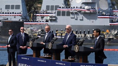 澳洲总理阿尔巴尼斯、美国总统拜登和英国首相苏纳克去年在美国加州圣地亚哥海军基地举行会谈。（图取自法新社档案照）