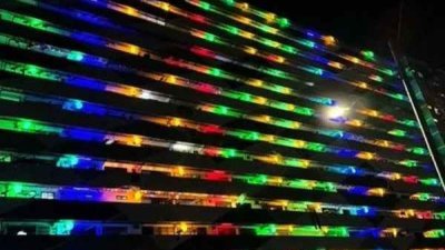 甘榜马来由组屋走廊及阳台挂上红色、蓝色、黄色及绿色的灯饰，入夜后令人赏心悦目。