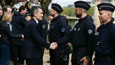 法国内政部长达尔马宁当地时间周二，会见法国警察河流大队 (Brigade Fluviale) 的成员。（图取自法新社）