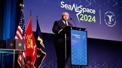 美国海军部长德尔托罗当地时间周二，在“海、空及太空研讨会”发表午餐演说。（图取自X/Secretary of the Navy Carlos Del Toro）