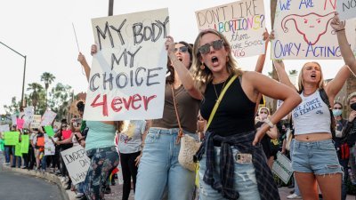 2022年7月4日，维护堕胎权的抗议者在亚利桑那州图森市图森联邦法院举行的赞成选择集会上高喊口号。（图取自法新社档案照）