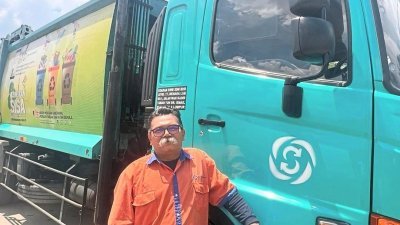 莫哈末诺再尼如今驾驶垃圾车，以保持环境街道清洁为己任。（图：星报）