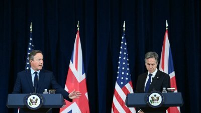 英国外长卡梅伦（左）与美国国务卿举行会后联合记者会，卡梅伦重申必须向中国等国家传达明确讯息，英美不会让侵略行为获得回报，且会协助对抗侵略的人。（图取自法新社）