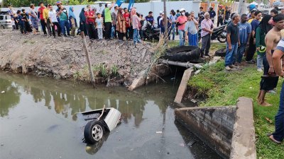 轿车坠入灌溉河，整个车身几乎被淹没。