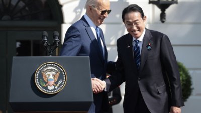 美国总统拜登（左）在白宫与到访的日本首相岸田文雄举行会谈之后，一起出席联合记者会。（图取自法新社）