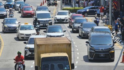 槟岛市政厅在槟榔律沿路旁，放置三角锥已阻止违规停车，但仍然有车主不理会，继续违规停车，占据了整个车道，导致交通拥堵缓慢。