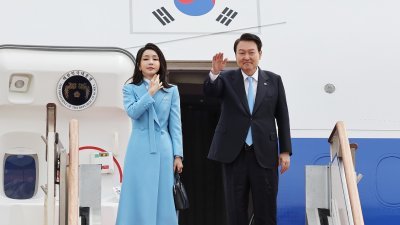 韩国总统尹锡悦（右）和夫人金建希去年4月24日登上客机前往美国进行国是访问。（韩联社/法新社档案照）