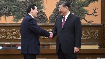 台湾前总统马英九（左）周三于北京会晤中国国家主席习近平。（图取自中国政府网）