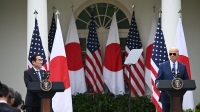 在美国白宫玫瑰园与日本首相岸田文雄举行的联合记者会上，美国总统拜登表示，美日的伙伴关系牢不可破。（图取自法新社）