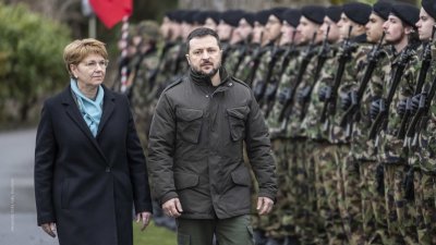 瑞士总统阿姆赫德（左）在今年1月访问乌克兰时，与乌克兰总统泽连斯基一起检阅军队。（图：社交平台X）