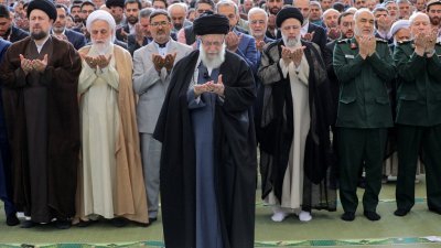 伊朗最高领袖哈梅内伊周三在德黑兰主持开斋节祈祷仪式。（图取自KHAMENEI.IR/AFP）