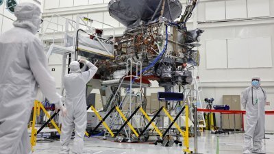 NASA太空船“快艇”号10月将飞往木星卫星“木卫二”，探寻可供生命存在的环境。“快艇”号目前位于美国加州帕萨迪纳NASA喷射推进实验室的“无尘室”里。（图取自法新社）