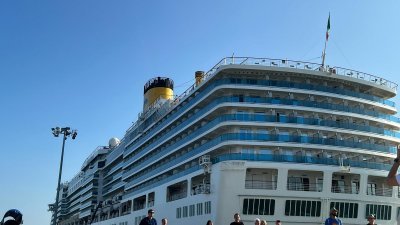 可容纳2828名乘客的“歌诗达邮轮唯美号”（Costa Deliziosa）今早首次停靠瑞典咸码头。