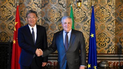 中国商务部长王文涛（左）与意大利副总理兼外长塔亚尼当地时间周四在意大利维罗纳共同主持中意经济合作混委会会议时相见欢。（图取自塔亚尼X社交平台）