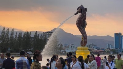 能喷水的海马雕像成为柬埔寨热门打卡地点。（图取自网络）
