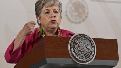 墨西哥外交部长巴尔塞纳周四在墨西哥城，出席新闻发布会。她表示，墨西哥向国际法院对厄瓜多尔提起诉讼。（图取自法新社）