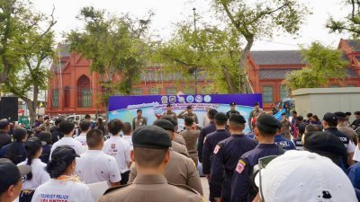 泰国旅游警察局和全国各地的32个旅游警察局周四举行了工作部署仪式。（图取自泰国头条新闻/泰国旅游警察局）