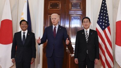 美国总统拜登（中）当地时间周四在白宫，与日本首相岸田文雄（右）和菲律宾总统马科斯举行首次3国首脑会谈。（图取自法新社）