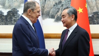 中国外长王毅（右）周二在北京与俄罗斯外长拉夫罗夫会谈。（图取自俄罗斯外交部/法新社）