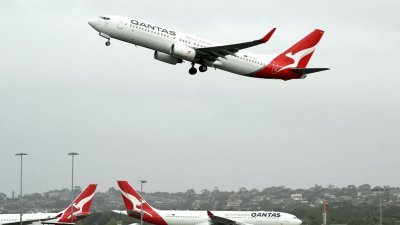澳洲航空一架班机从悉尼国际机场起飞。（法新社档案照）