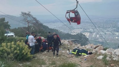 土耳其安塔利亚市的缆车周五发生事故，救援队赶到现场协助伤者。（图取自土耳其德米罗伦通讯社/法新社）