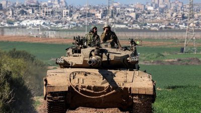 图为1月31日，一辆以色列陆军主战坦克在以色列南部和加沙地带边境附近行驶。（法新社档案照）