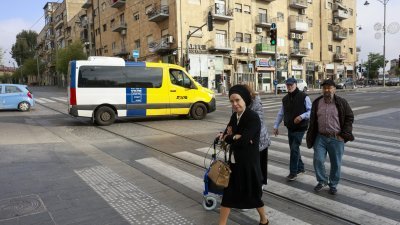 在以色列宣布伊朗的攻击被“挫败”后，当地民众周日如常走在耶路撒冷大街上。（图取自法新社）