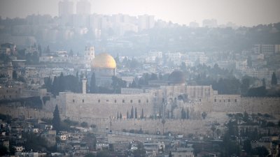 在伊朗对以色列发动无人机和导弹袭击后，耶路撒冷旧城周日黎明时的全景图。（图取自法新社）