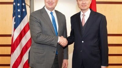 图为去年9月27日，美国东亚与太平洋事务助理国务卿康达（左）与中国副外长孙卫东举行亚太事务磋商。（图取自社交平台X）
