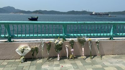 60岁男子勇敢救人牺牲的消息在当地广传，不少街坊在事发岸边放上鲜花悼念。