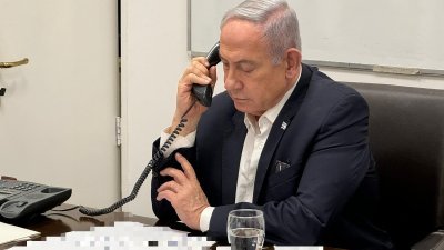 在与安全内阁和战时内阁开完会之后，以色列总理内塔尼亚胡就伊朗攻击一事与美国总统拜登交谈。（图取自X/Prime Minister of Israel）