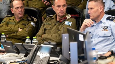 以色列军方周日发布的照片显示，以色列国防军参谋长哈勒维（中）在特拉维夫的以色列空军作战中心，与以色列空军指挥官、作战指挥部和情报指挥部官员举行会议。（图取自以色列国防军/法新社）