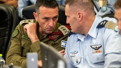 以色列国防军总参谋长哈勒维中将（左）周日在特拉维夫基里亚的以色列空军作战中心，与以色列空军指挥官一起参加以色列空军、作战局和情报局的会议。（图取自以色列陆军/法新社）