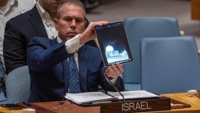 以色列常驻联合国代表埃尔丹当地时间周日在安理会召开的紧急公开会上，展示了以方在阿克萨清真寺上空拦截导弹的视频。（图取自法新社）
