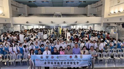 恒毅中学周一举办“2024年台湾高等教育升学博览会”主持开幕仪式。