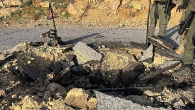 赫尔蒙地区受损的道路。（图取自以色列国防军/BBC）