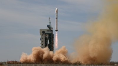 周一在酒泉卫星发射中心，中国使用长征二号丁运载火箭，成功发射四维高景三号01星。（图取自中新社）