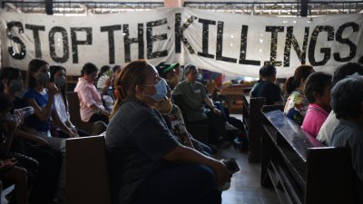 在菲律宾前总统杜特蒂反毒战争中法外处决受害者的亲属，本月8日在在马尼拉一座教堂的聚会上聆听其他亲属的故事。（图取自法新社）