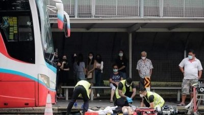 这起致命车祸发生于2022年8月29日早上10时许，地点是朝往欧南路方向的中峇鲁路，红山地铁站附近的一个巴士站前。