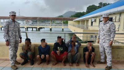 大马海事执法机构将5名印尼匪徒带回码头调查。